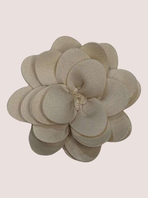Lille Offwhite Rose Broche
